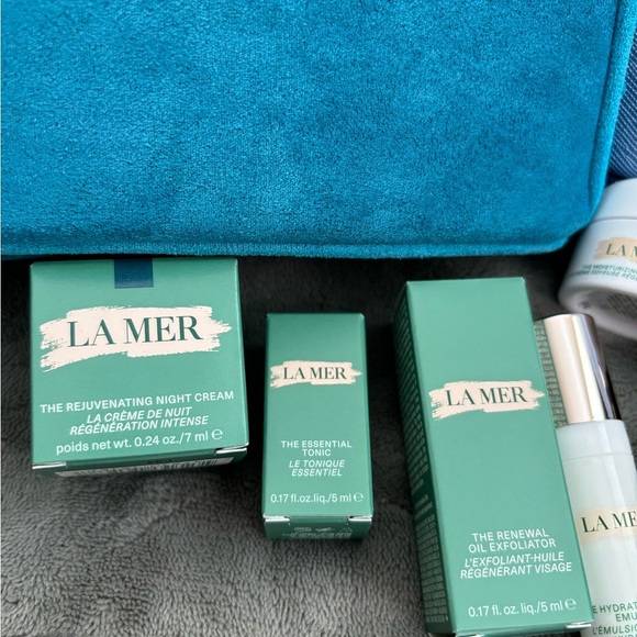 La Mer Skincare Set with Blue and Teal Pouches - Picture 4 of 11